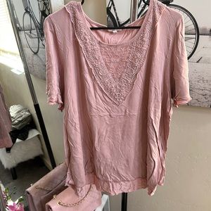 Cold shoulder lace detail tee